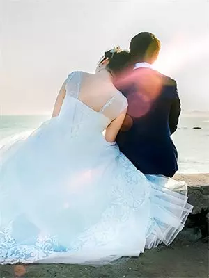 被渣男退婚后，我把光棍司令拿下了